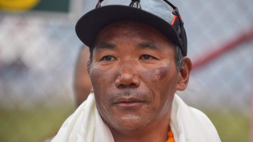 Un nepalés llega a la cumbre del Everest por 31 años, rompiendo su propio récord