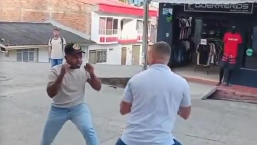 Concejal y funcionario de la alcaldía de El Patía, Cauca, se trenzaron a golpes en plena calle
