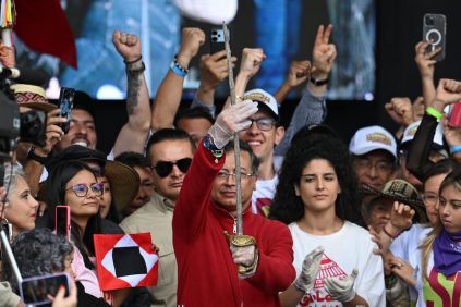 Con la Espada de Bolívar, Gustavo Petro Defiende sus reformas en una marcha Multitudinaria | Internacional | Noticias