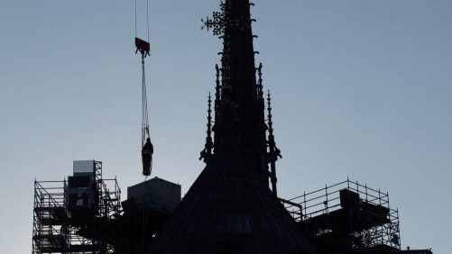 Reinstalación de una primera estatua de la flecha Notre-Dame