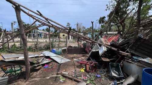 México: al menos dos muertos al pasar el huracán "Erick", que se está debilitando