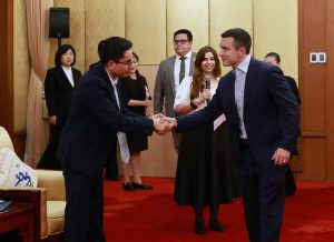 Daniel NOVOA SE REUNIO Con Estudiantes Ecuatorianos y Empresarios en Beijing | Internacional | Noticias
