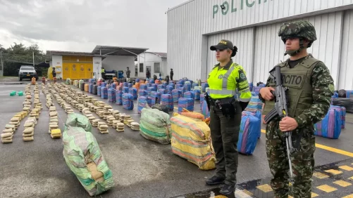 un tractocamión se volcó en vía de Tuluá y tenía cuatro toneladas de marihuana ocultas en bultos de papa