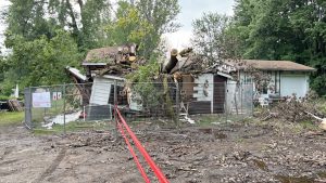 Casa destruida por un gran árbol en los laurentianos: aquí están los errores cometidos por la compañía de lanzamiento