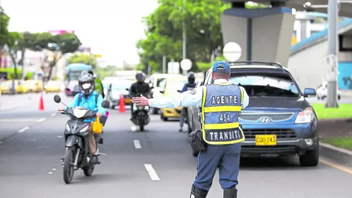 Comerciante 'bañó' con agua sucia a un agente de tránsito, porque habría ordenado retirar varias motos frente a su negocio, en el norte de Cali