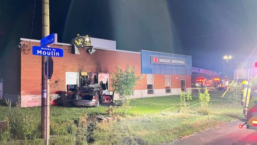Auto integrado en un banco en Laval: dos policías en agua caliente