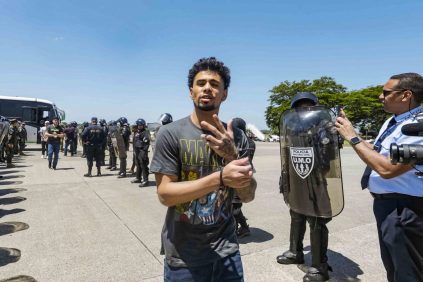 El Salvador entrega a miembros del Tren de Aragua a cambio de presos políticos venezolanos y rehenes estadounidenses |
