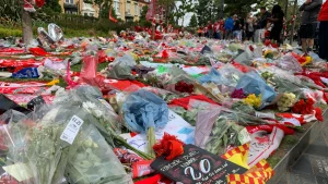 Bufandas, flores, banderas... Los aficionados del Liverpool rinden homenaje a Diogo Jota en un altar improvisado en Anfield