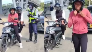 mujer golpeó a un guarda durante un puesto de control