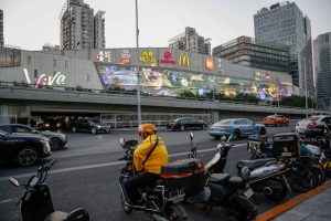 ESTA CIADAD CHINA PROHIBIRÁ TRABAJAR A LOS REPARTADORES A DOMICILIO QUE COMENTAN Infracciones Viales | Internacional | Noticias