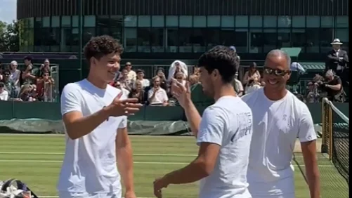Carlos Alcaraz calienta con Ben Shelton y recibe la visita de Tom Holland por sorpresa