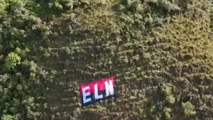 Bandera del Eln fue instalada en una montaña del corregimiento de San Antonio de Prado, en Medellín; es la tercera insignia avistada en 2025
