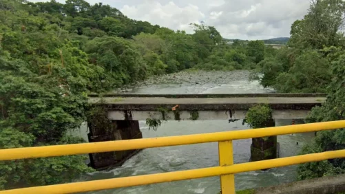 Autoridades encontraron a un bebé recién nacido a orillas de un río en Urabá; menor aún tenía el cordón umbilical