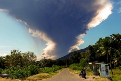 Decenas de Vuelos Cancelados Tras La Erupción de Un Volcán en Indonesia | Internacional | Noticias