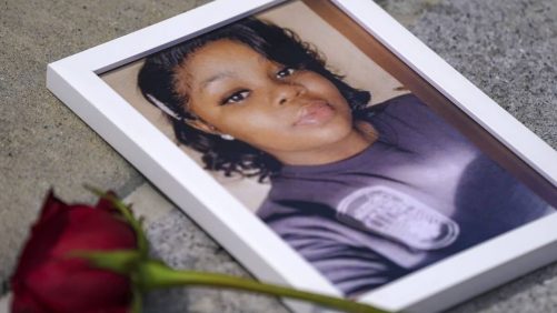 Un oficial de policía estadounidense sentenciado a casi tres años de prisión por la muerte de una mujer negra