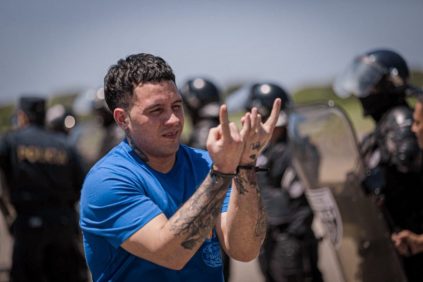 Pandilleros del Tren de Aragua hacen señales alusivas al grupo al ser repatriados a Venezuela |