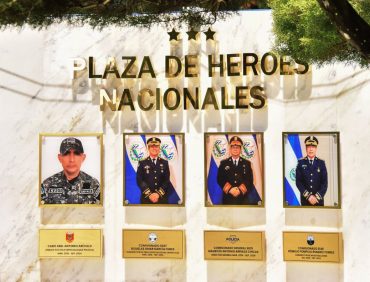 Brindan homenaje póstumo a héroes fallecidos en el cumplimiento del deber |
