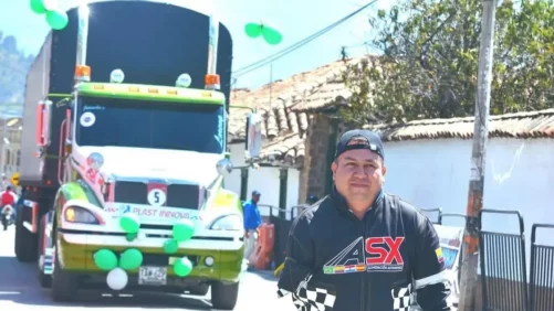 Carlos Rodríguez, el ‘mulero’ que con una sola mano tratará de retener la corona del concurso nacional de tractomulas en reversa, en Samacá (Boyacá)