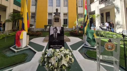 un minuto de silencio, izada de banderas a media asta y un importante llamado de paz