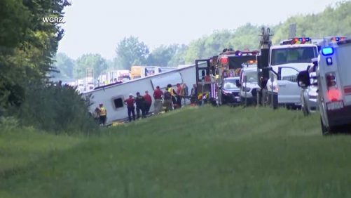 Un entrenador turístico vuelve en un accidente en el estado de Nueva York: cinco pasajeros muertos y expulsados ​​y otros aún atrapados