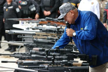 Descubren Fusiles Capaces de Derribar helicópteros en un cuto secreto: "ESTO ES TOTALMENTE MTITIFERO Y LETAL", Dice Ministro de Interior de Venezuela | Internacional | Noticias