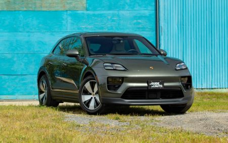 El 2026 Electric El Electric Porsche Macan es un profesional de estacionamiento