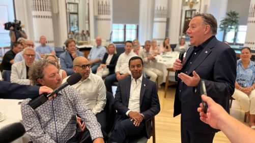 "Tenemos el deber de hacer cambios", dijo Legault a su caucus