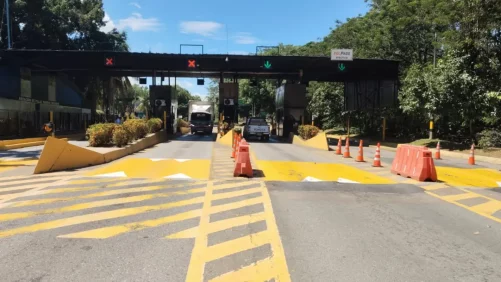 se restablece la movilidad en dos peajes tras protesta de los camioneros