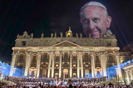 Plaza de San Pedro se ilumina Con Drones que Dibujan el Rostro del Papa Francisco en el Concierto 'Grace for the World' | Internacional | Noticias