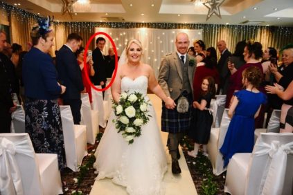 Resuelven El Misterio del Intruso que se Coló en una boda y Mantuvo desconcertados A los Novios Durante Cuatro Años | Internacional | Noticias