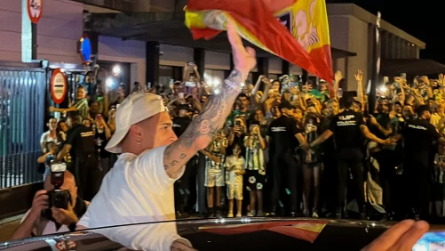un millar de aficionados del Betis lo reciben en el aeropuerto