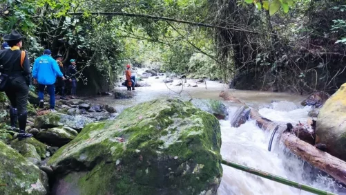 una quebrada se llevó a una familia y deja cuatro personas muertas y una desaparecida.