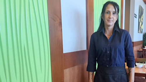 "Trabajo duro para salir de él": acumulando tres trabajos, ella hace que los hogares paguen su supermercado