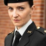 "Me gusta que la gente se complace en odiarla": Larissa Corriveau brilla en espía en "Les Armes"