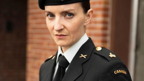 "Me gusta que la gente se complace en odiarla": Larissa Corriveau brilla en espía en "Les Armes"