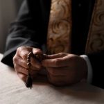 Ocurrió en Italia: sacerdota recibió una bala dentro de un pañuelo en plena misa | Internacional | Noticias