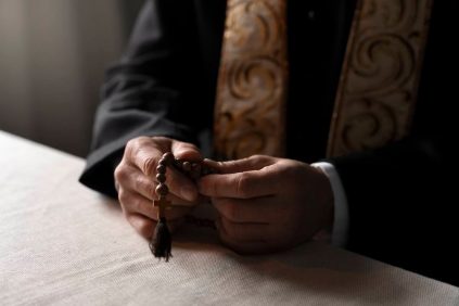 Ocurrió en Italia: sacerdota recibió una bala dentro de un pañuelo en plena misa | Internacional | Noticias
