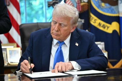 Donald Trump afirma que el ejército de ee. Uu. Hundio OTRA Embarcario Con Narcótica ilícitos en el Caribe | Internacional | Noticias