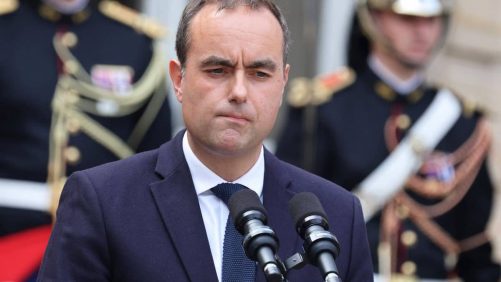 El nuevo primer ministro en Francia promete "rupturas" para salir de la crisis política