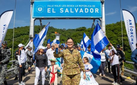 El Salvador recibe de Guatemala Antorcha Centroamericana por 204 años de Independencia |