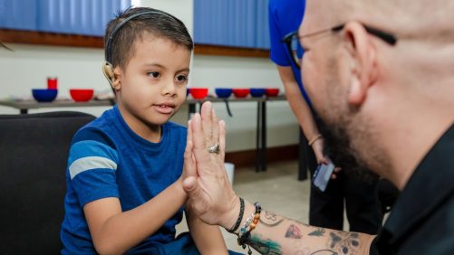 Personal de enfermería coloca aparatos auditivos a salvadoreños, donados Starkey |