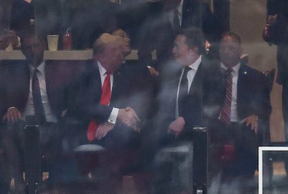 El Momento en que Donald Trump y Elon Musk se Reencontaron y Se Dieron la Mano en el Funeral de Charlie Kirk | Internacional | Noticias