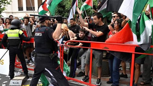 Felicity por Netanyahu, el equipo ciclista de un multimillonario de Quebec es tomado por tormenta por manifestantes propalestinianos en la Vuelta