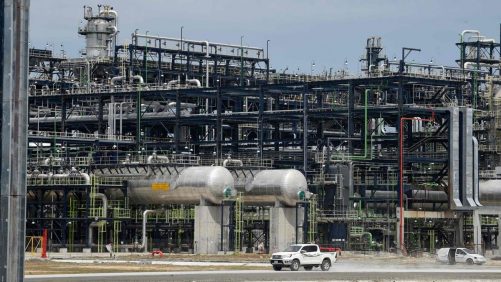 El hombre más rico de África quiere que su refinería en Nigeria se convierta en "la más grande" del mundo