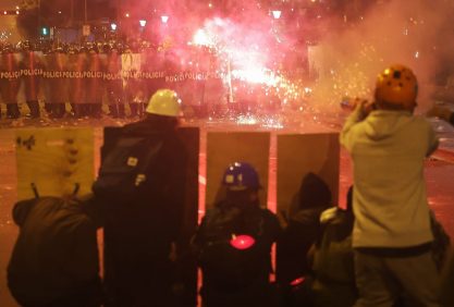 Masiva protesta deja 15 policías heridos en Perú tras instalarse nuevo gobierno | Internacional | Noticias
