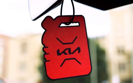 Comprar un Kia eléctrico y recibir un buen aroma para el coche… ¿con olor a gasolina?