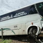 Susto en la vía: bus de Samuel Morales y Juank Ricardo se accidenta en el municipio de San Alberto
