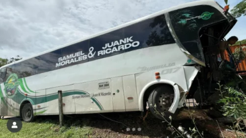 Susto en la vía: bus de Samuel Morales y Juank Ricardo se accidenta en el municipio de San Alberto