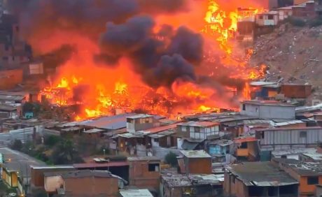 Cuatro heridos y al menos 100 viviendas siniestradas deja incendio en un barrio de Lima | Internacional | Noticias