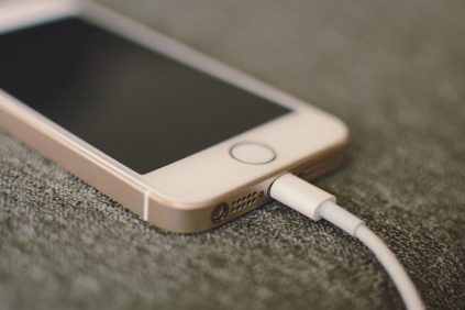 MUJER MUERE Electrocutada al Usar Celular Que Estaba CargánDosa en el Baña | Internacional | Noticias